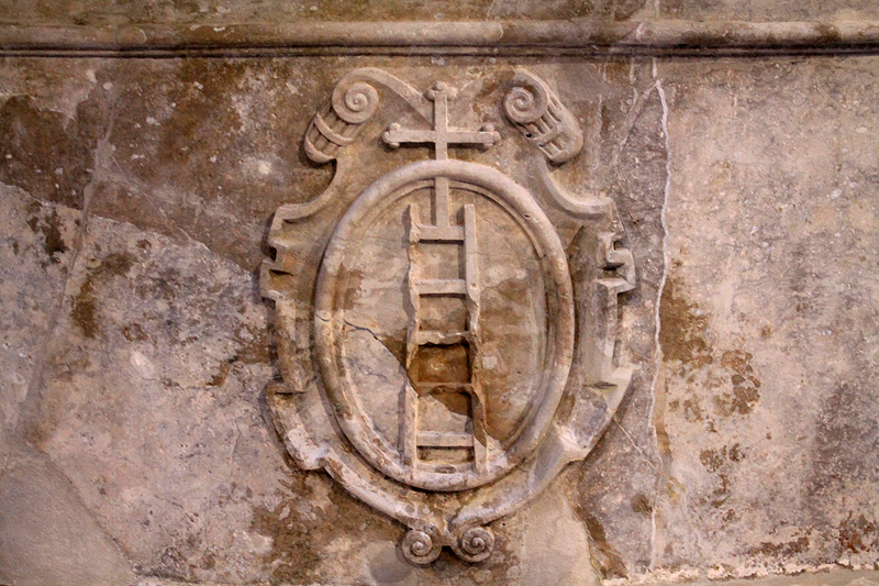 El escudo distintivo de Scala Dei