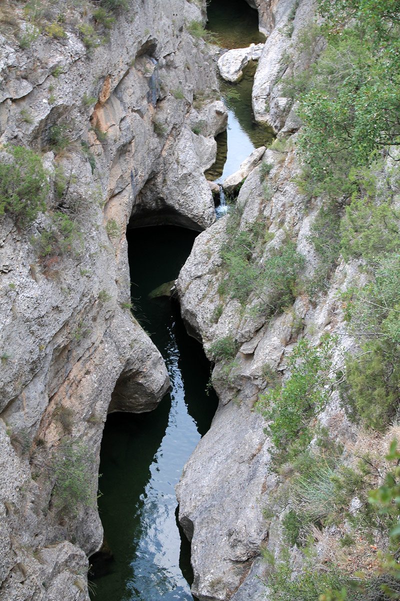 El agua del río pasa entre la roca cortada durante milenios