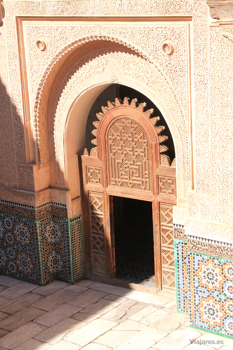 Puerta de acceso al patio central de la Madraza de Ben Youssef