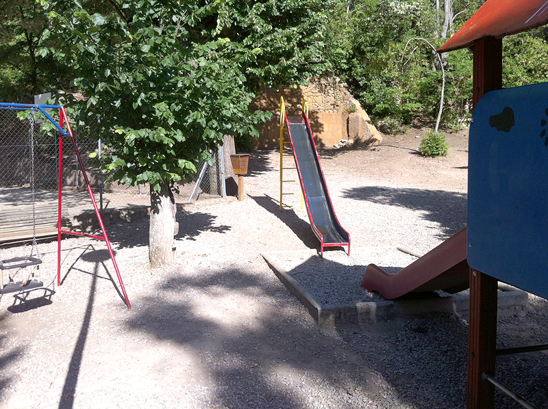 Zona de juegos infantiles y jardines de Villa Engracia