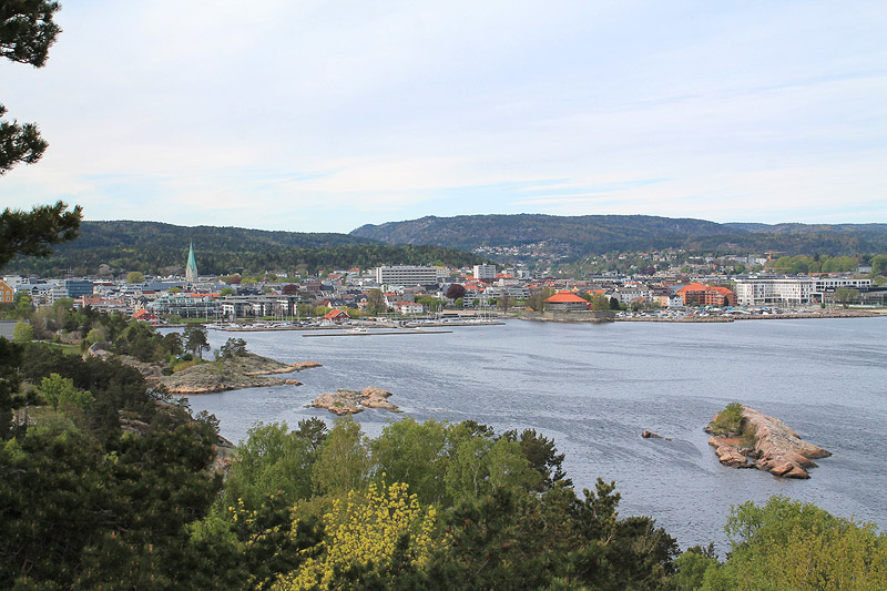 Frente litoral de Kristiansand desde la isla de Odderøya