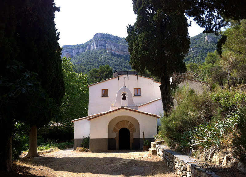 Ermita de Santa antoni y con el Montsant detrás