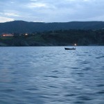Pescador en un pequeño bote en Bermeo