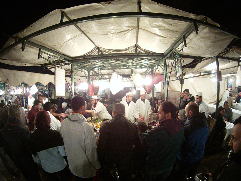Los turistas y locales se mezclan en Jemaa El Fna para la cena