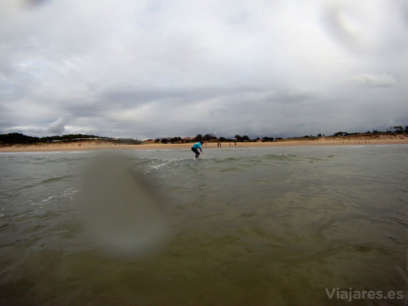Kid Surfer en la playa de Loredo, Cantabria