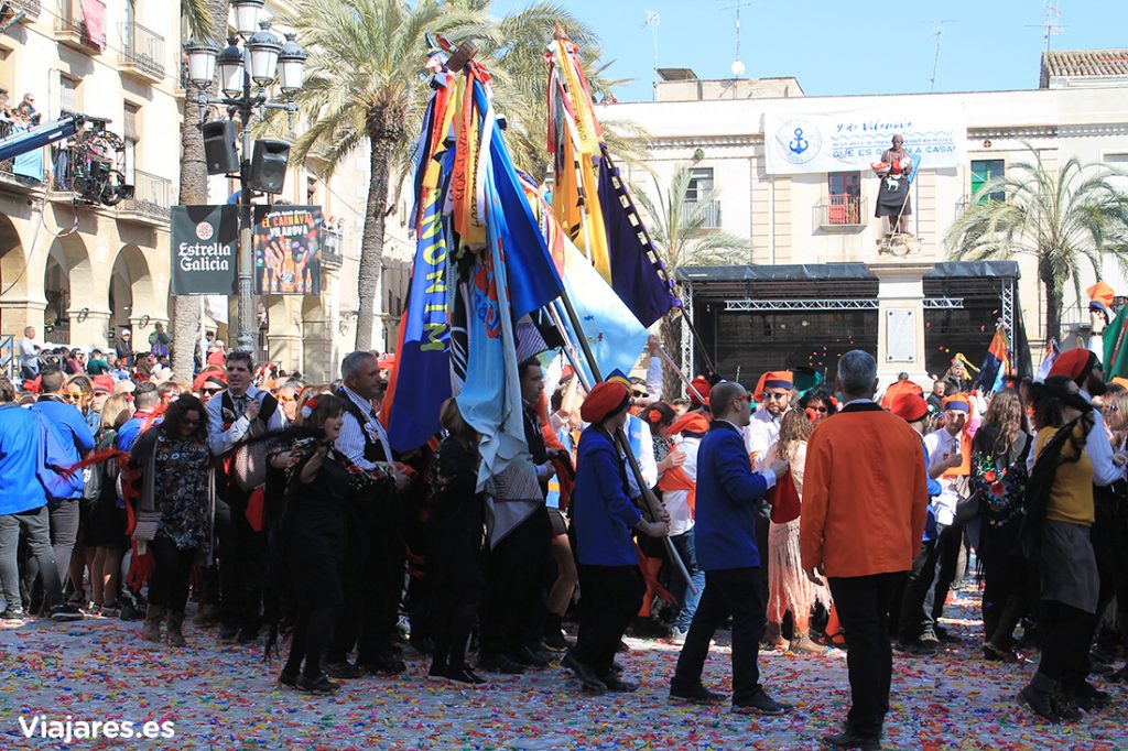 Banderas de las comparsas en la Plaça de la Vila | Viajares