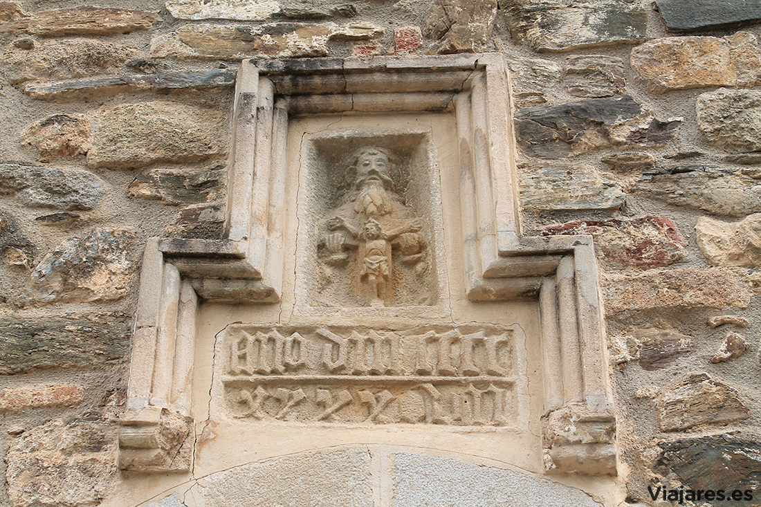Detalle de la fachada en la Ermita de Sant Medir
