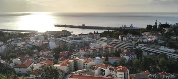 El puerto de Funchal visto desde la Fortaleza do Pico
