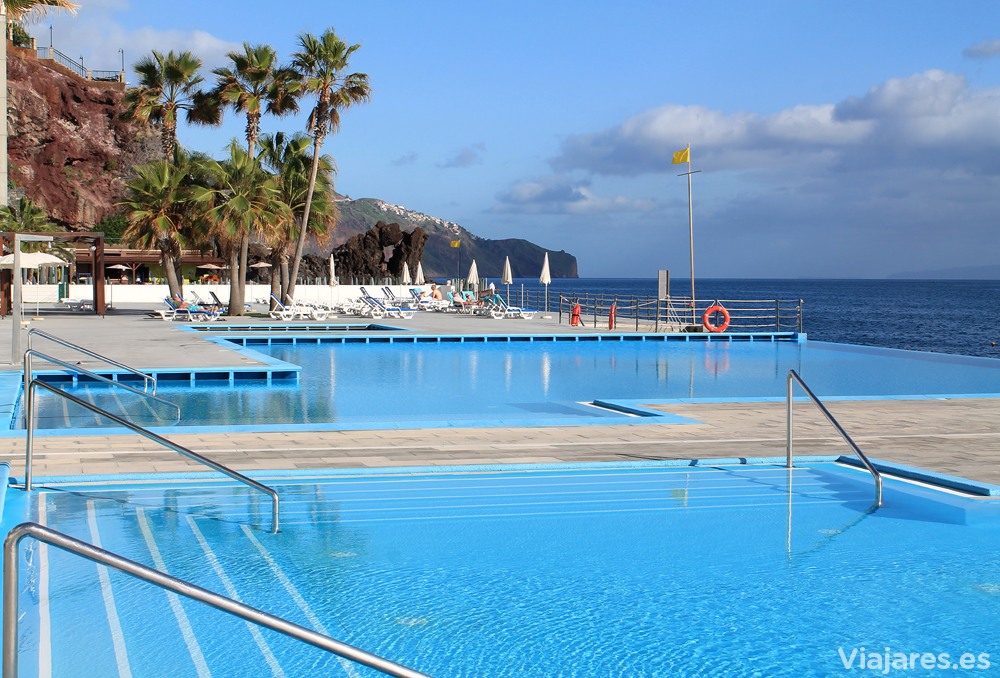 Piscinas frente al mar en Hotel Vidamar Resort Madeira