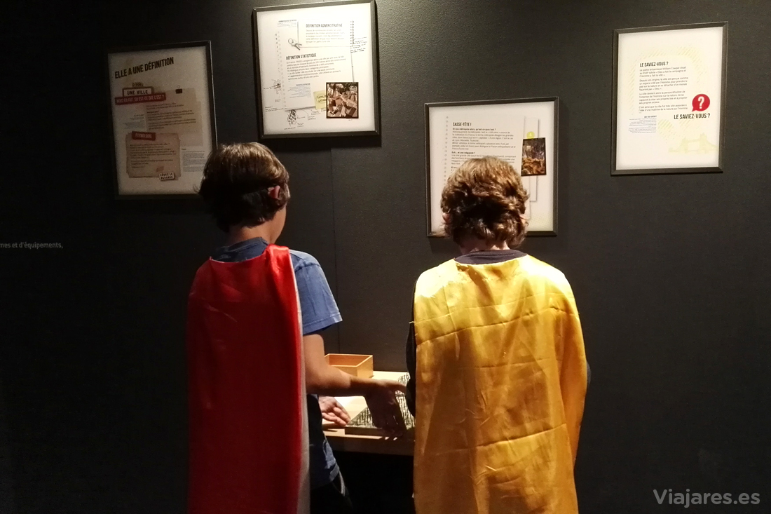 Visitando la exposición en plan superhéroes