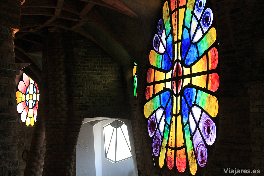 Vidrieras en el interior de la Cripta de Gaudí