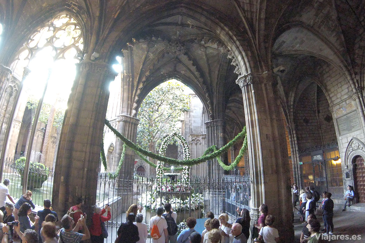 Una de las esquinas del claustro de la Catedral con el Ou com balla
