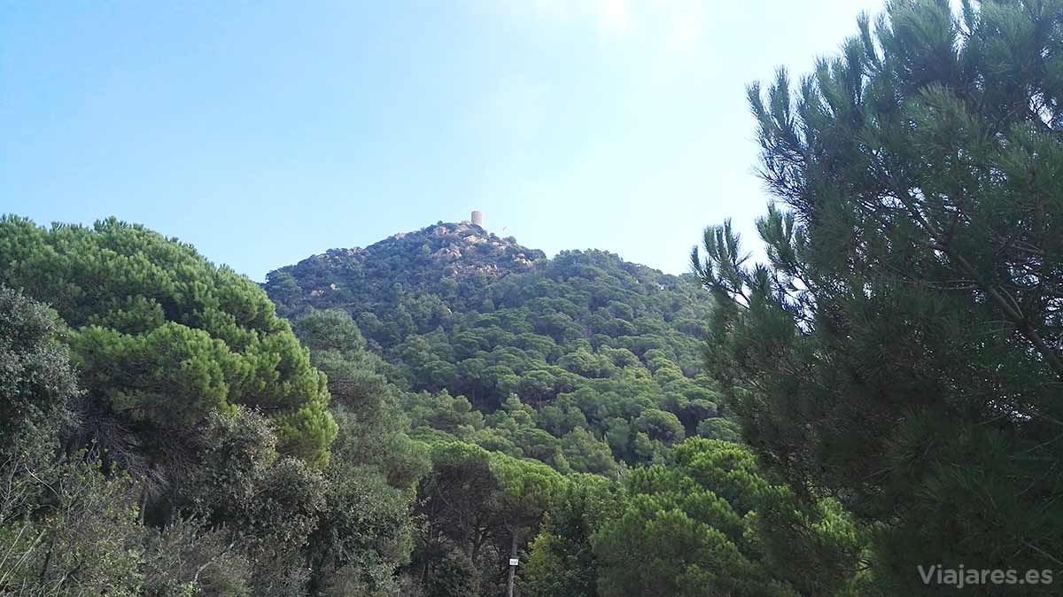 Castillo de Burriac en lo alto del cerro